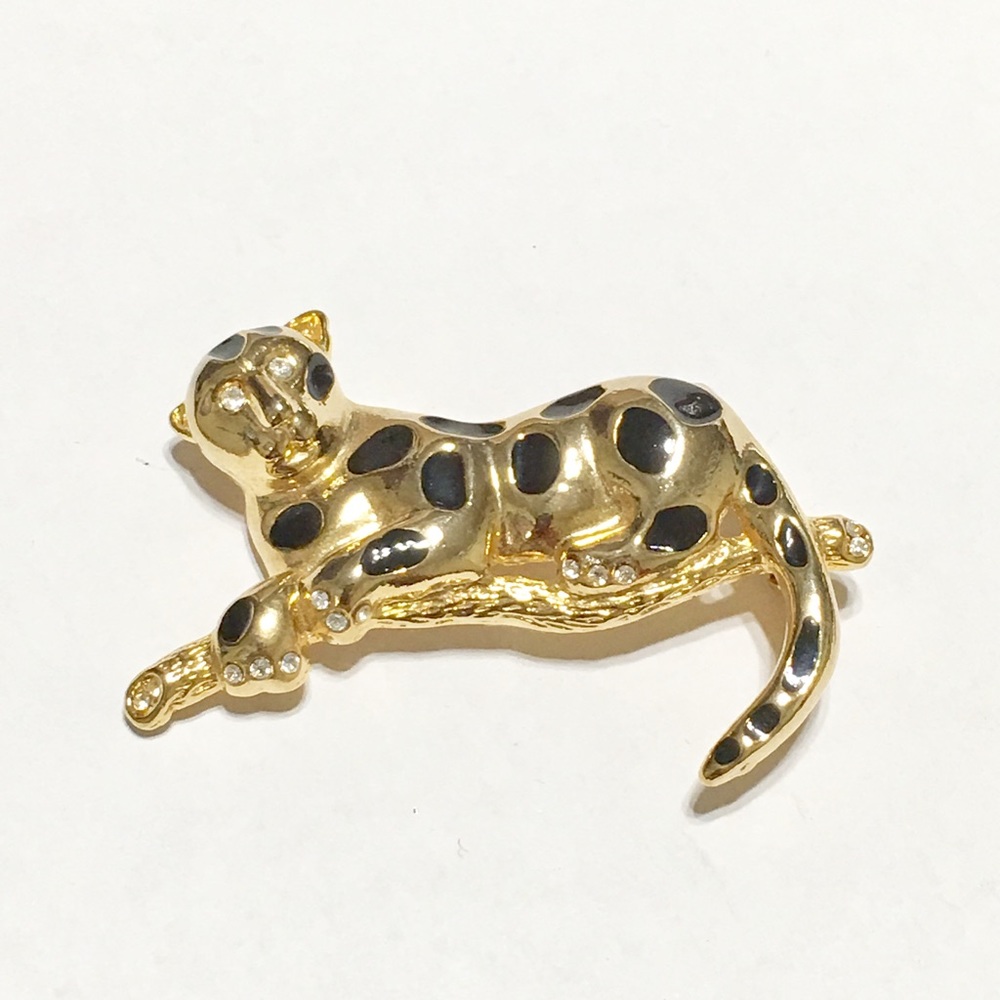 Tiger brooch set in gold plated metal. No issues